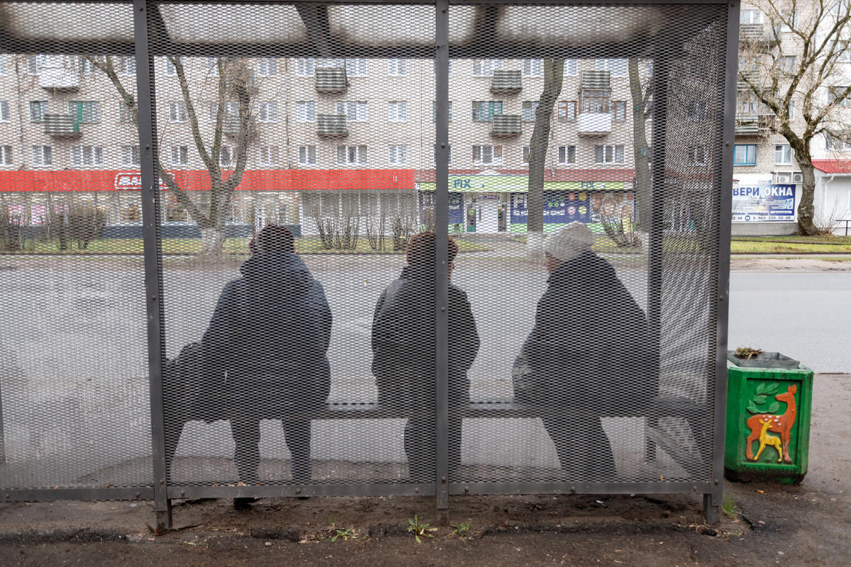 Не остановка, а дуршлаг: зачем в Пскове ставят павильоны, под которыми не  укрыться от дождя - МК Псков