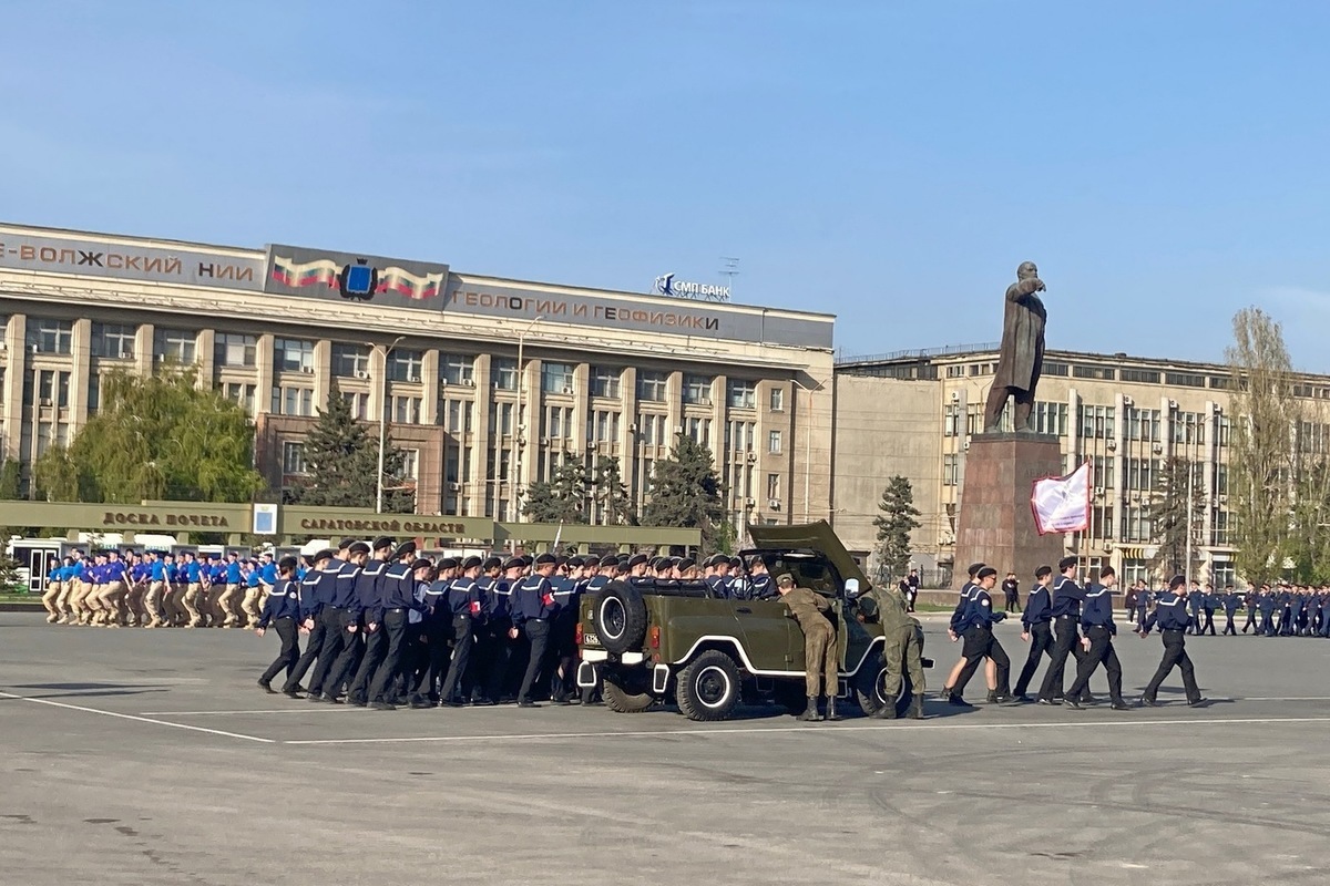 Во время репетиции Парада Победы в Саратове заглох генеральский автомобиль  - МК Саратов