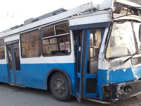 В Брянске в ДТП с троллейбусом пострадали три пассажира