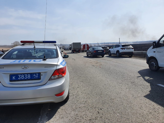 Восемь автомобилей пострадали в массовых авариях на задымленной кузбасской дороге