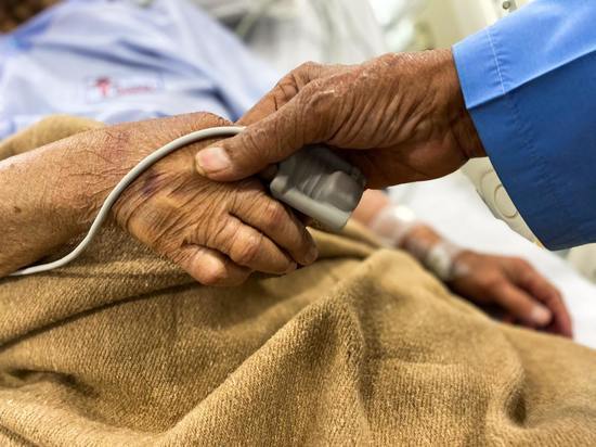Пенсионер с многочисленными травмами скончался в больнице Краснокаменска