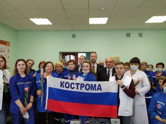 Единороссы поздравили работников скорой медицинской помощи с профессиональным праздником
