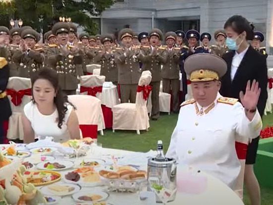 Ким Чен Ын появился на параде в огромной «суперфуражке»