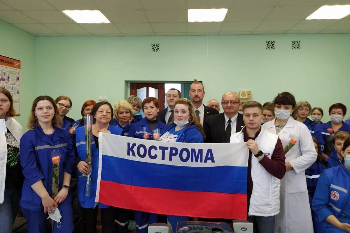 Единороссы поздравили работников скорой медицинской помощи с профессиональным праздником