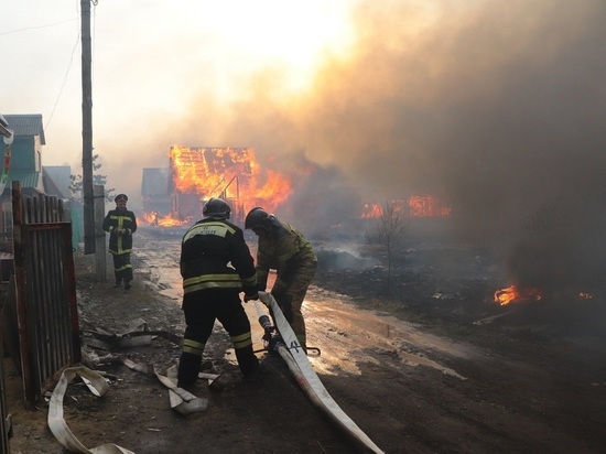 Пожар на 5 тысяч квадратов пытаются потушить в Кургане