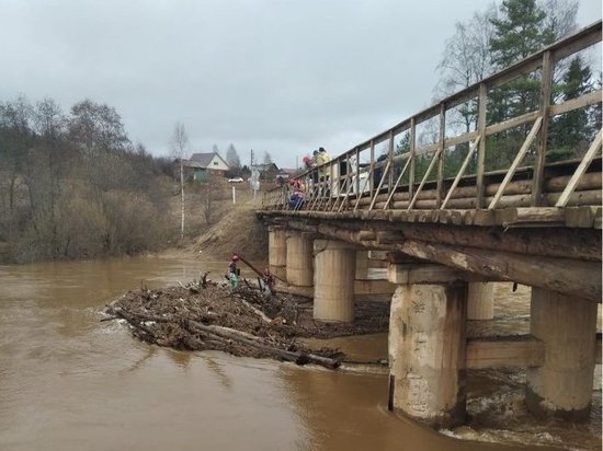 Спасатели приступили к разбору затора на реке Лып под мостом