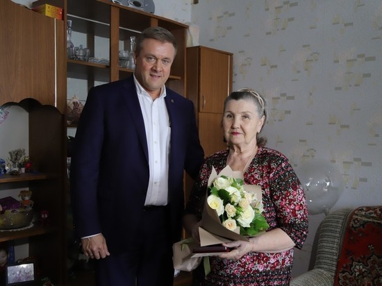 Любимов поздравил ветерана скорой помощи с профессиональным праздником
