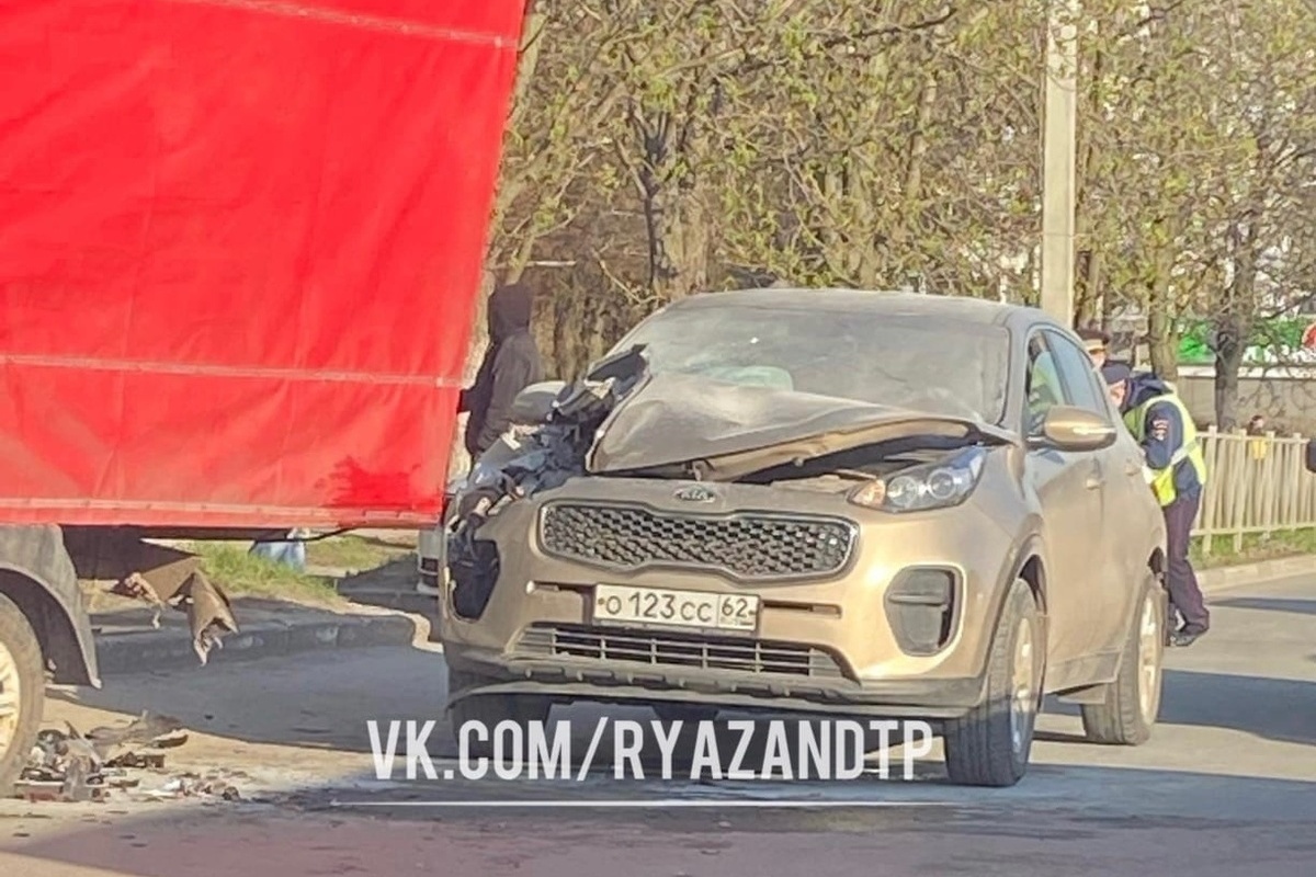 На улице Бирюзова в Рязани столкнулись «ГАЗель» и Kia Sportage - МК Рязань