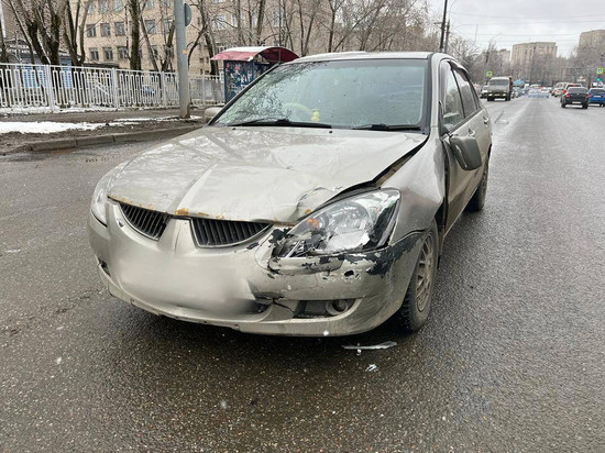 В Кирове машина «Мицубиси» сбила двух девушек на переходе