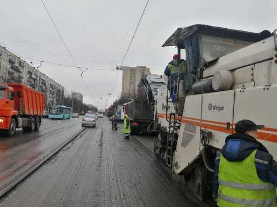 Почти 120 км дорог на улицах Петербурга отремонтируют в 2022 году