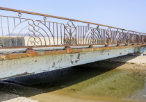 Разрушенный мост в излюбленном месте отдыха жителей Владивостока – бухте Лазурная (Шамора) отремонтируют более чем за 4 миллиона рублей. 