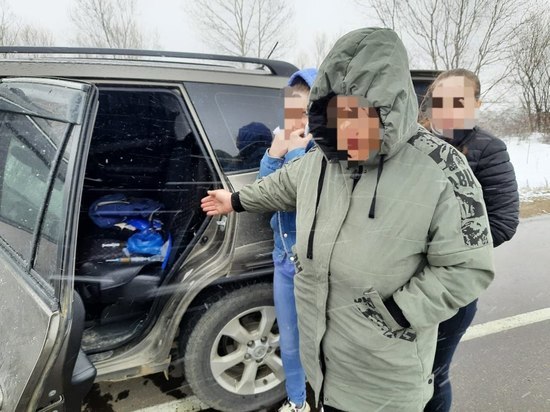 Шприцы с дезоморфином обнаружили в автомобиле у женщины на Сахалине