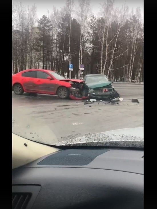 Пассажир пострадал при столкновении иномарок в центре Ноябрьска