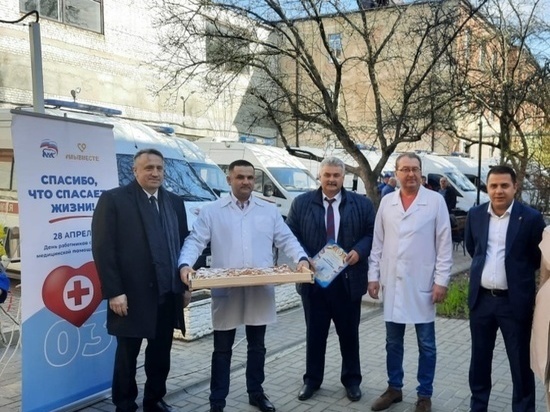 В Брянске сотрудников скорой помощи угостили метровым пирогом
