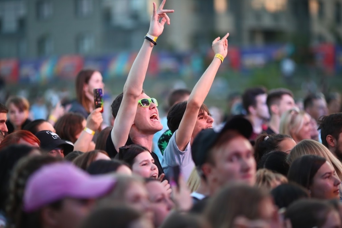 День молодежи концерт. Руки вверх Волгоград 2021. Руки вверх в Волгограде. Руки вверх Волгоград 2021 Волгоград Арена. Молодежный фестиваль.