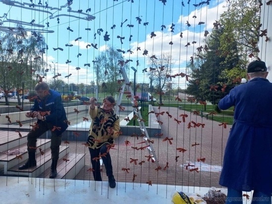 В Пензе помыли монумент в сквере «Журавли»