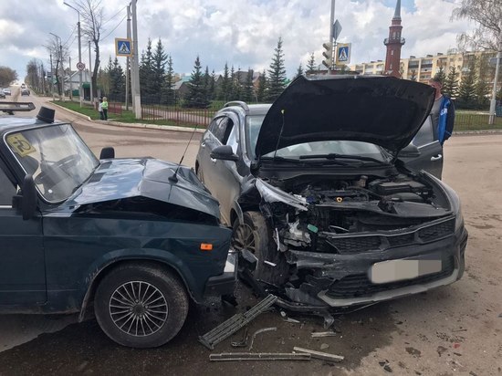 Иномарка и «ВАЗ» столкнулись в Башкирии: есть пострадавшие
