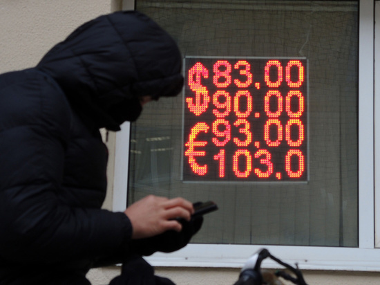 Аналитик Тузов считает, что сейчас фиксированный курс национальной валюты более выгоден для экономики