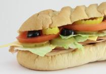 Сеть ресторанов Subway закрыла всеми любимую акцию «Саб дня», а в ближайшее время цены на сэндвичи могу подрасти. Об этом «МК в Питере» рассказал старший менеджер по маркетингу «Subway Россия» Георгий Кутидзе.