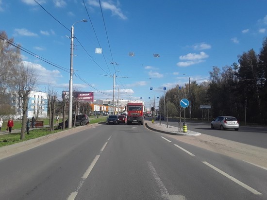 В Иванове грузовик не поделил дорогу с иномаркой