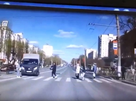 Во Владимире на пешеходном переходе на улице Пугачева сбили девушку