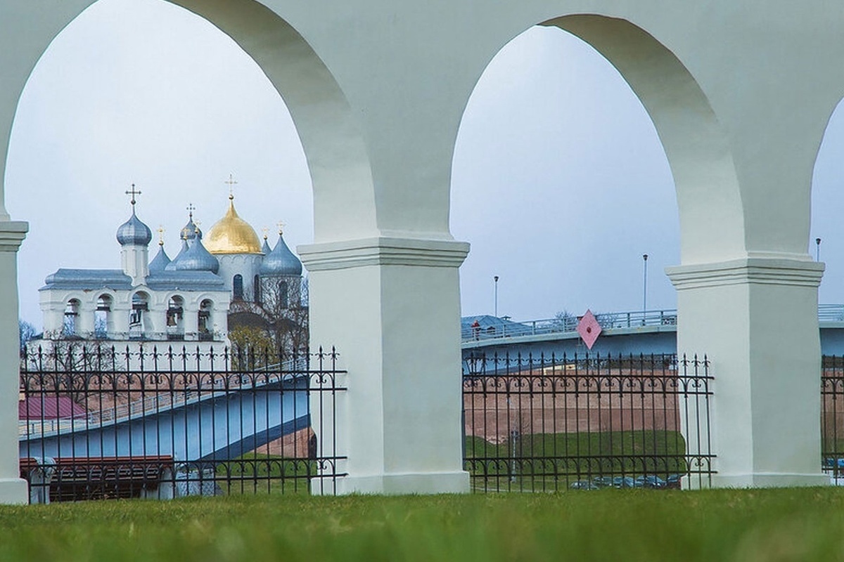 10 дней новгород. Синий мост Великий Новгород. Колокол Великий Новгород. Колокольный звон в Московском Кремле. Великий Новгород Ильмень.