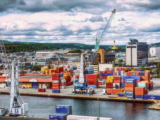 Норвегия закрывает границу для грузовиков и порты для судов из России