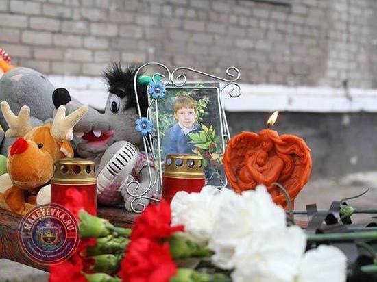 Жители Макеевки несут цветы к месту гибели 11-летнего мальчика