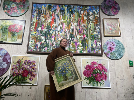 Выставка с участием Зураба Церетели представила живописные букеты на фоне живых