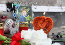 У памятника погибшим детям Донбасса, который находится возле донецкого городского Дворца творчества, появляются новые игрушки