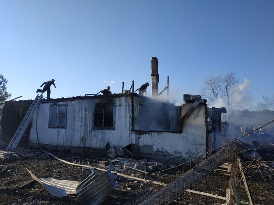 Пожар уничтожил жилой дом и три хозпостройки на юге Сахалина