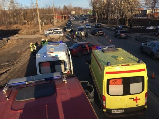 В Архангельске произошло массовое ДТП, в котором пострадали мужчина и ребёнок