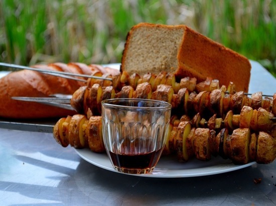 Нутрициолог Свиридова: в майские праздники нужно больше пить и меньше есть
