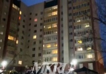 В оцепленном спецслужбами доме №15 на Украинском бульваре в Чите 30 апреля мужчина, у котрого якобы имеется оружие, закрылся в квартире с ребенком