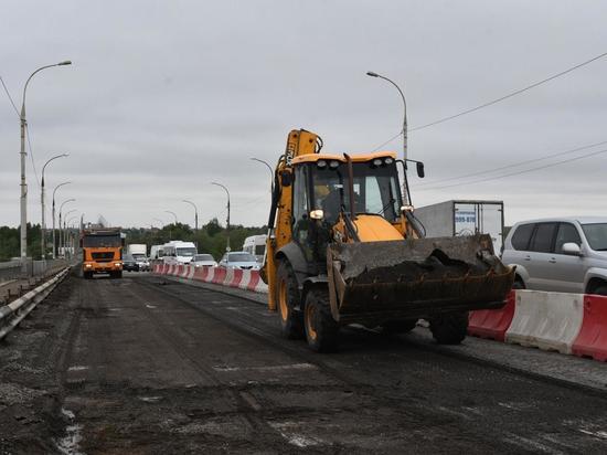 В Астрахани начали ямочный ремонт Нового моста