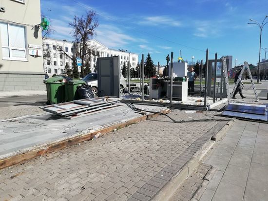 Фотофакт: Ларьки начали сносить на центральной площади Пскова
