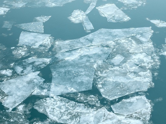 В Карелии рыбаки провалились под лед озера Ледмозеро