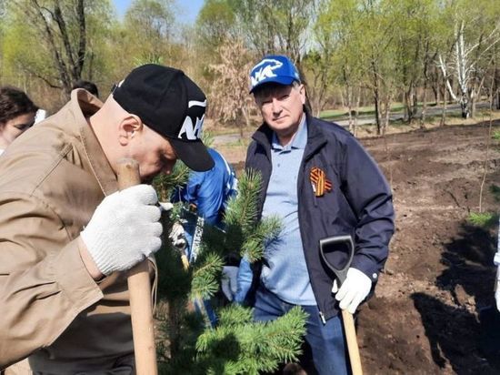 Мэр Омска и глава Горсовета посадили деревья на акции «Сад Памяти»