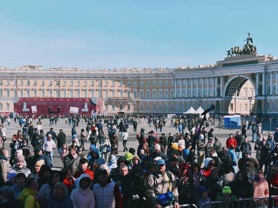 На Дворцовой площади открыли для посетителей гигантский мультимедийный павильон-чемодан
