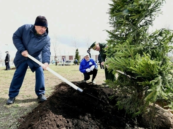 Минниханов посадил деревья в сквере у Северного вокзала в Казани