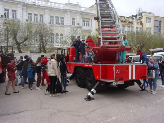 На Привокзальной площади Феодосии пожарные боролись с огнем