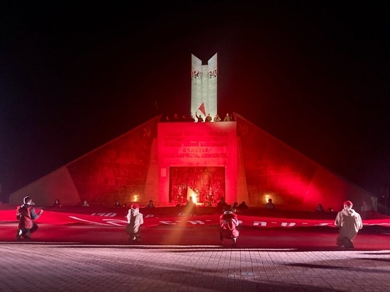 Смоляне развернули у Кургана Бессмертия Знамя Победы