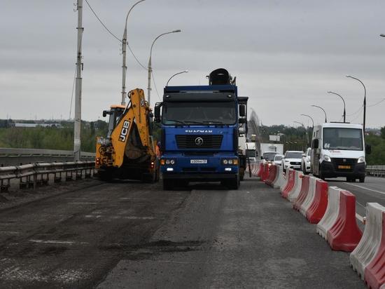 В Астрахани на Новом мосту работает спецтехника