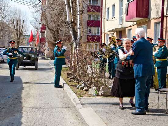Военные поздравили ветеранов с 1 мая на ретро-автомобиле в Южно-Сахалинске