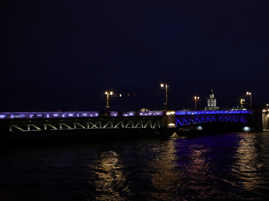Дворцовый мост засиял сине-бело-голубой подсветкой в честь победы «Зенита»