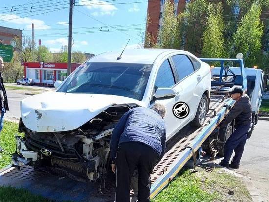 В центре Пензы иномарка влетела в столб