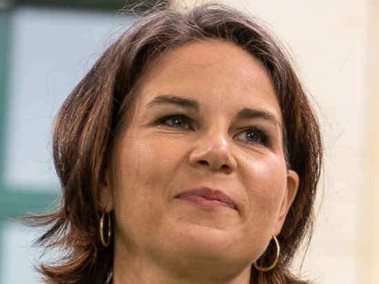 Бербок: санкции не снимут без вывода российских войск из Украины