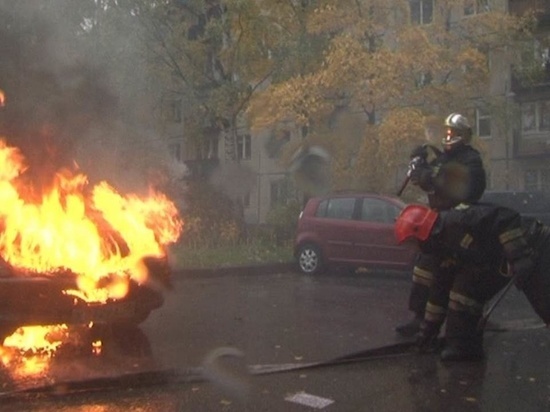 В Калининграде сгорел автомобиль «Тайота Ленд Крузер»