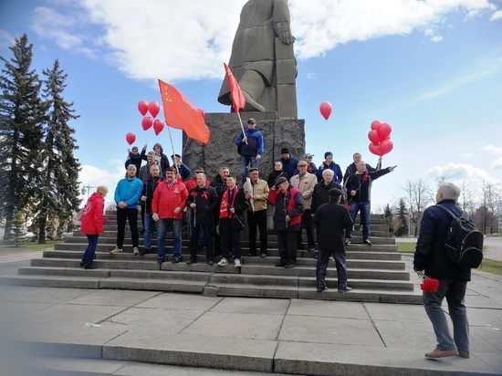 Коммунисты Петрозаводска, оставшиеся без шествия, возлагают цветы Ленину
