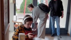 Анджелина Джоли приехала во Львов: ее сняли на видео посетители кофейни